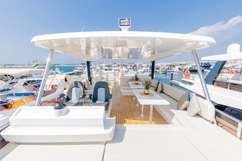 Dubai'de kiralık Sky Walker Reno 62 ft (19m) Motorlu tekne - Dubai Harbour 14