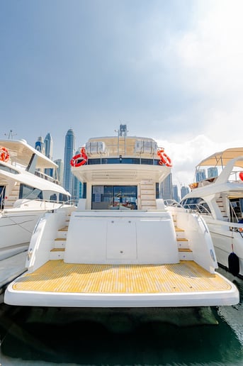 Dubai'de kiralık Sky Walker Reno 62 ft (19m) Motorlu tekne - Dubai Harbour 9