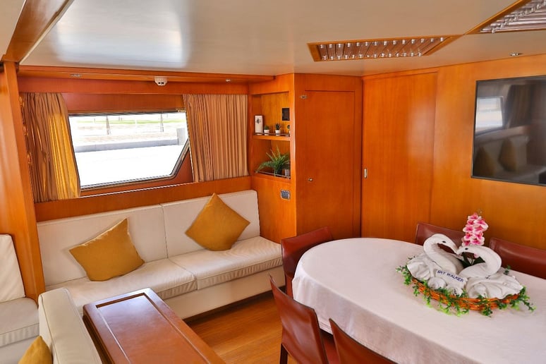 Dubai'de kiralık San Lorenzo 82 ft (25m) Motorlu tekne - Dubai Harbour