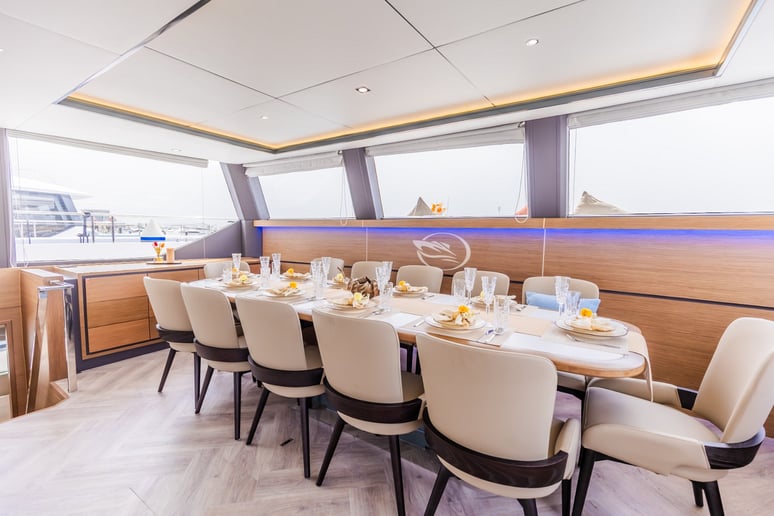 在迪拜 租 Sky Walker Aquila 60 英尺 (19m) 双体船 在迪拜港