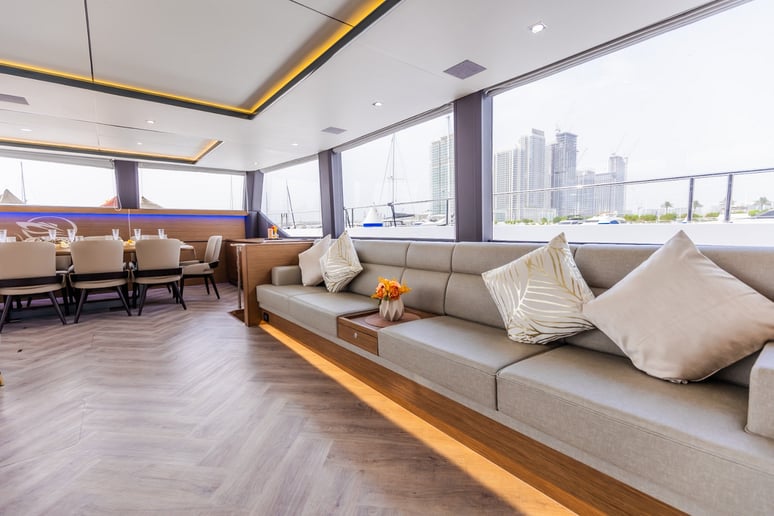 在迪拜 租 Sky Walker Aquila 60 英尺 (19m) 双体船 在迪拜港 2
