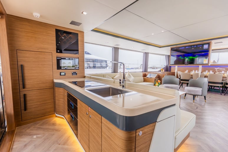 在迪拜 租 Sky Walker Aquila 60 英尺 (19m) 双体船 在迪拜港 9