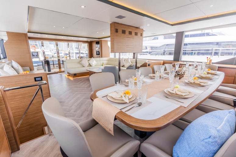 在迪拜 租 Sky Walker Aquila 60 英尺 (19m) 双体船 在迪拜港 10