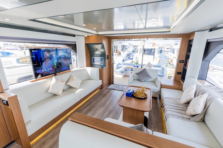 在迪拜 租 Sky Walker Axie X62 Sport 62 英尺 (19m) 动力船 在迪拜港 9