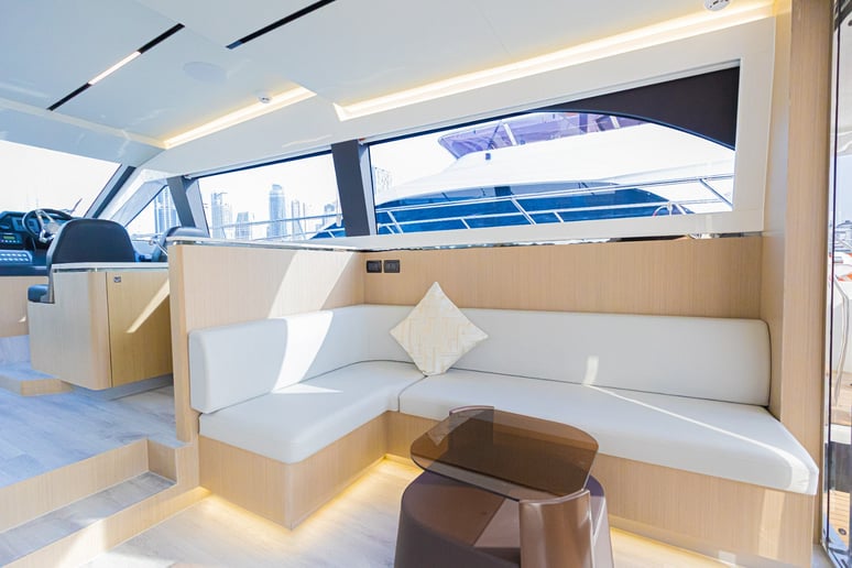 Sky Walker Ebb 52 футов (16m) Моторная лодка в Dubai Harbour для аренды в Дубай 2
