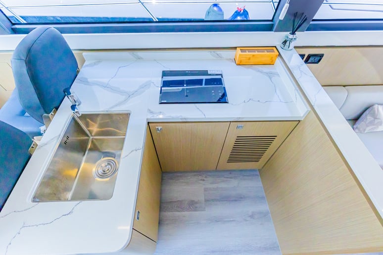 Motorboot Sky Walker Fin 52 ft (16m) in Dubai Harbour te huur in Dubai 12