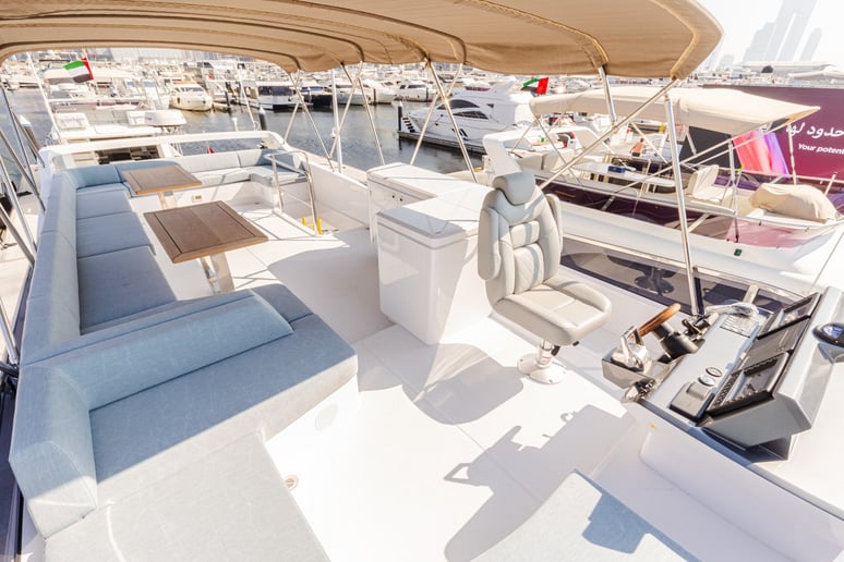 Sky Walker Fly X53 Sport 53 футов (17m) Моторная лодка в Dubai Harbour для аренды в Дубай 6