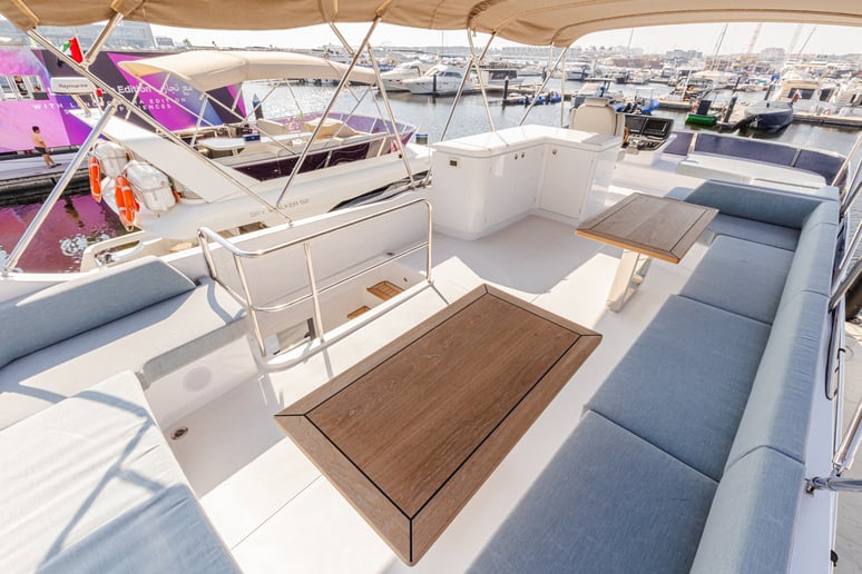 Sky Walker Fly X53 Sport 53 футов (17m) Моторная лодка в Dubai Harbour для аренды в Дубай 5