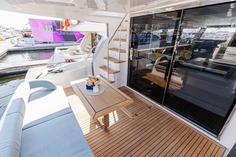 Sky Walker Fly X53 Sport 53 футов (17m) Моторная лодка в Dubai Harbour для аренды в Дубай 2