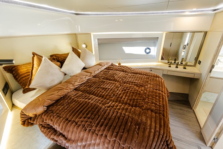 Sky Walker Fly X53 Sport 53 футов (17m) Моторная лодка в Dubai Harbour для аренды в Дубай 11