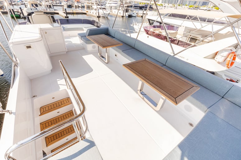 Sky Walker Fly X53 Sport 53 футов (17m) Моторная лодка в Dubai Harbour для аренды в Дубай 4