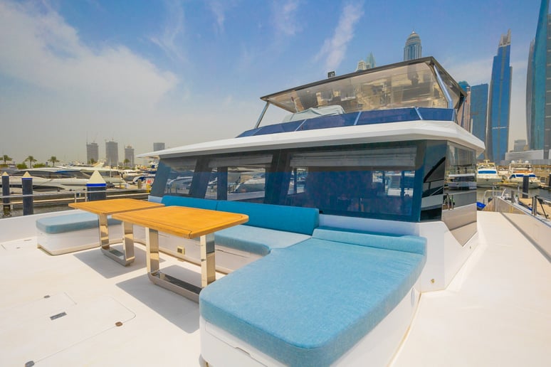 在迪拜 租 Sky Walker Volare 60 英尺 (19m) 双体船 在迪拜港 6