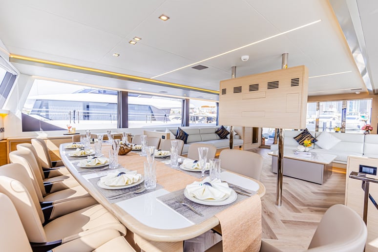 在迪拜 租 Sky Walker Volare 60 英尺 (19m) 双体船 在迪拜港 13