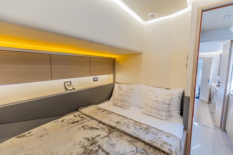 在迪拜 租 Sky Walker Volare 60 英尺 (19m) 双体船 在迪拜港 7