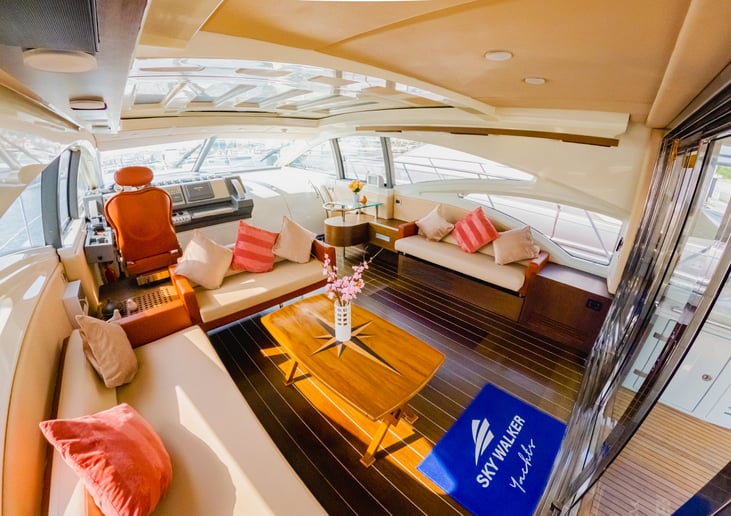 在迪拜 租 Azimut Sura 68 英尺 (21m) 动力船 在迪拜港 7