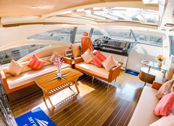 在迪拜 租 Azimut Sura 68 英尺 (21m) 动力船 在迪拜港 4