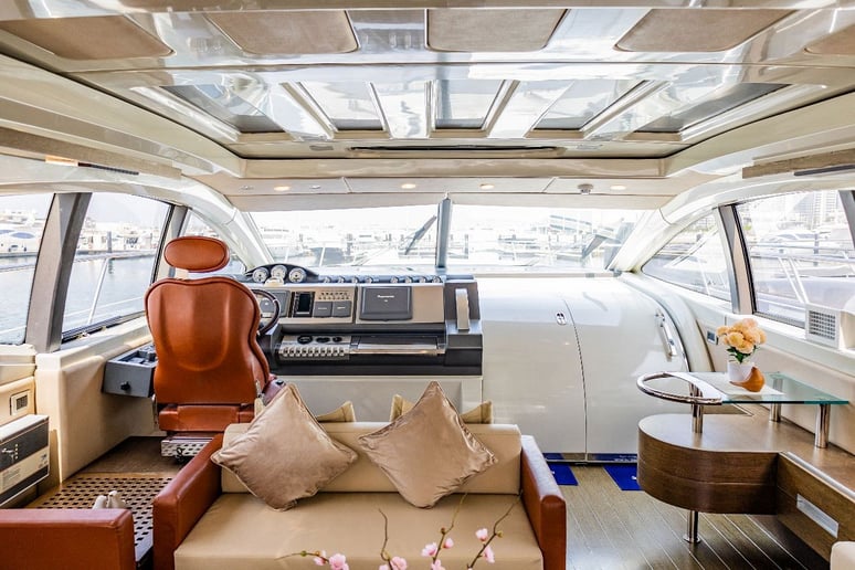 在迪拜 租 Azimut Sura 68 英尺 (21m) 动力船 在迪拜港 3