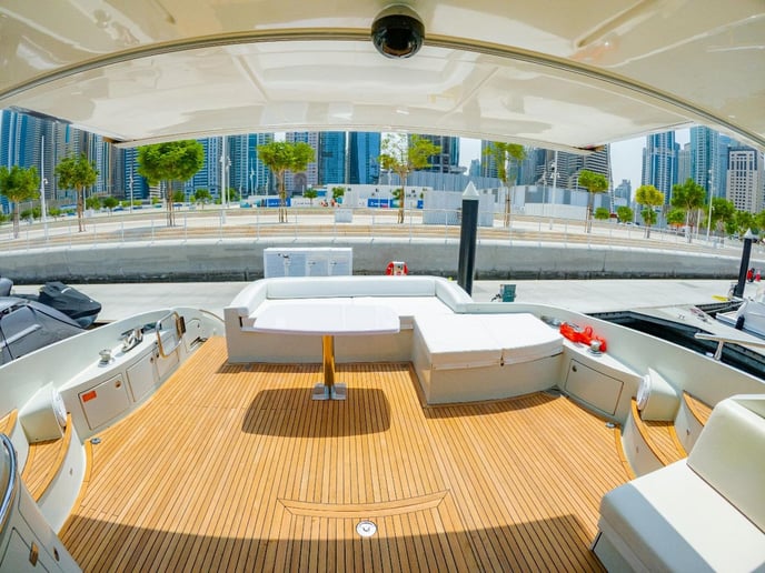 在迪拜 租 Azimut Sura 68 英尺 (21m) 动力船 在迪拜港 5