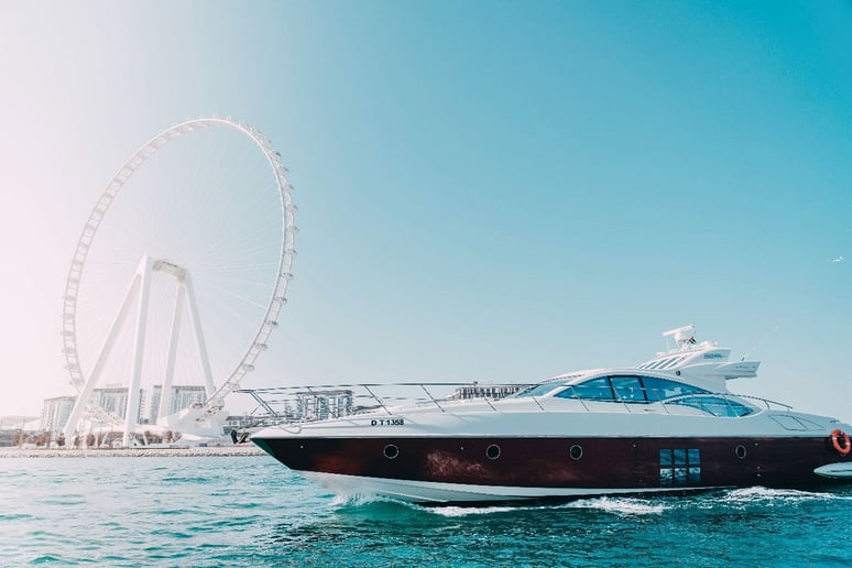 在迪拜 租 Azimut Sura 68 英尺 (21m) 动力船 在迪拜港