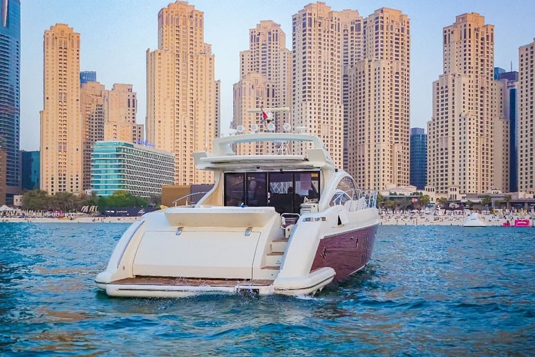 在迪拜 租 Azimut Sura 68 英尺 (21m) 动力船 在迪拜港 2