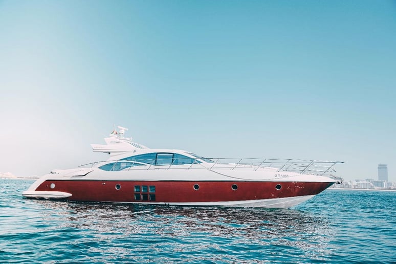 在迪拜 租 Azimut Sura 68 英尺 (21m) 动力船 在迪拜港