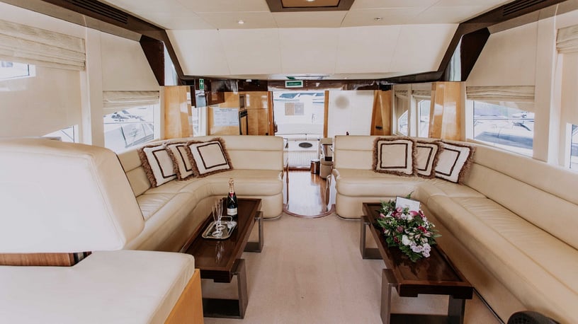 在迪拜 租 Majesty Vassia 56 英尺 (18m) 动力船 在迪拜滨海湾 4