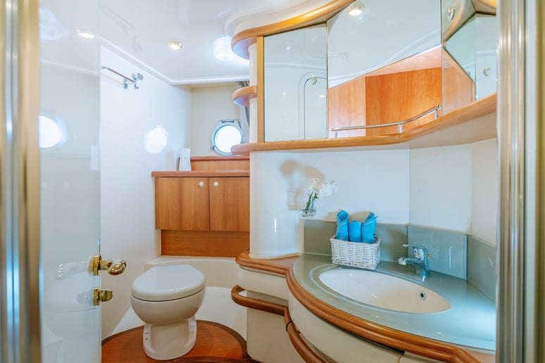 إيجار Azimut White Pearl 55 قدم (17m) زورق قوي فيدبي هاربر في دبي 5