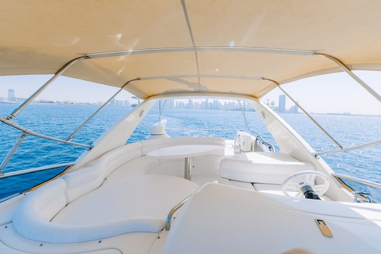 إيجار Azimut White Pearl 55 قدم (17m) زورق قوي فيدبي هاربر في دبي 3