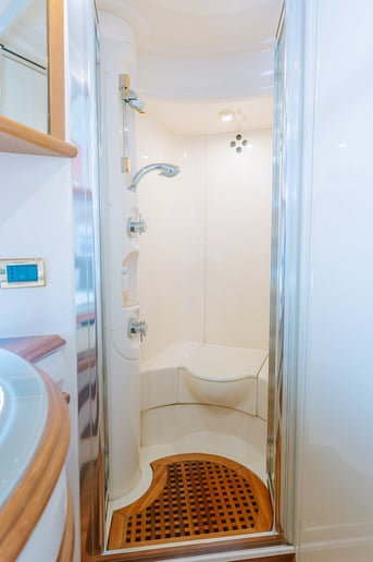 إيجار Azimut White Pearl 55 قدم (17m) زورق قوي فيدبي هاربر في دبي 6