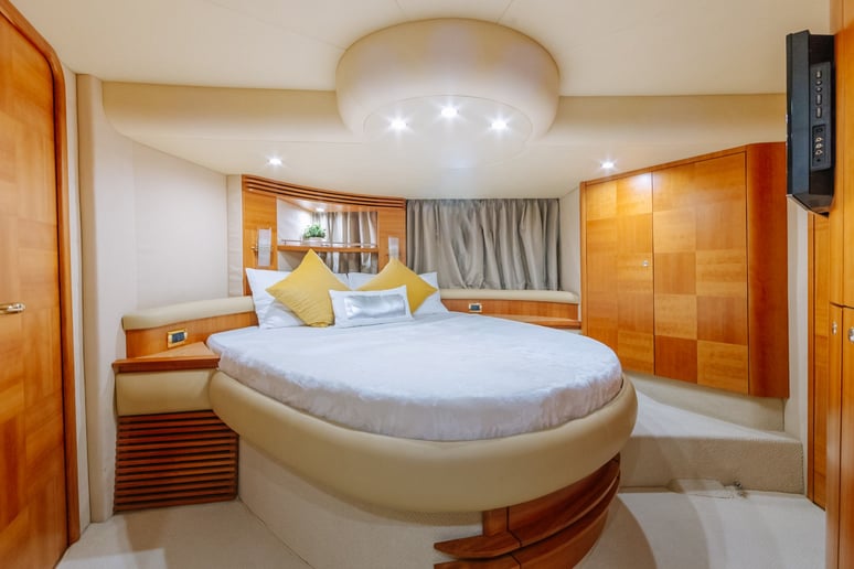 إيجار Azimut White Pearl 55 قدم (17m) زورق قوي فيدبي هاربر في دبي 8