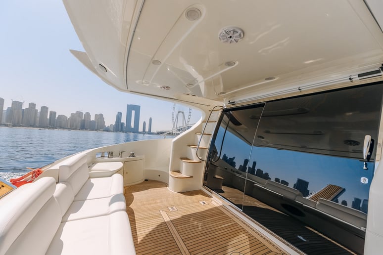 إيجار Azimut White Pearl 55 قدم (17m) زورق قوي فيدبي هاربر في دبي