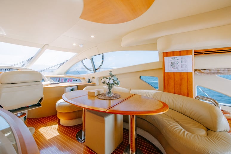 إيجار Azimut White Pearl 55 قدم (17m) زورق قوي فيدبي هاربر في دبي 4