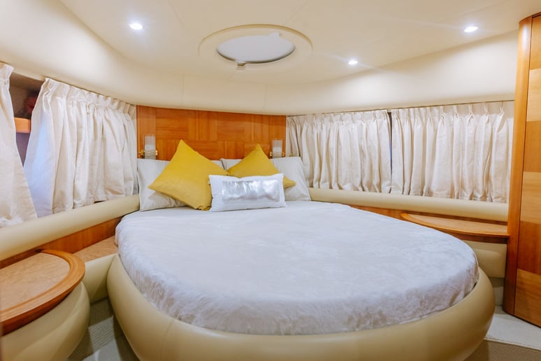 إيجار Azimut White Pearl 55 قدم (17m) زورق قوي فيدبي هاربر في دبي 7