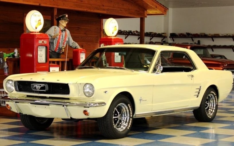 Ford Mustang (Бежевый), 1966 для аренды в Рас-эль-Хайме