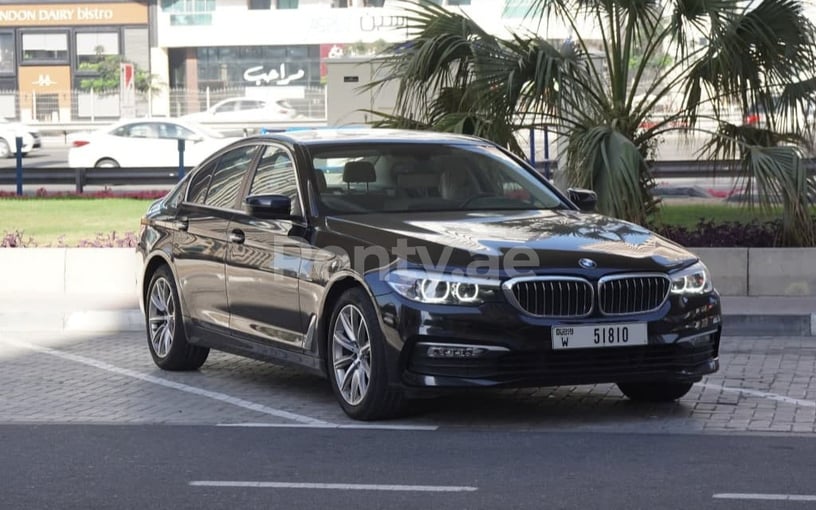 BMW 5 Series (Черный), 2019 для аренды в Дубай