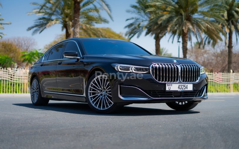 BMW 730Li (Negro), 2021 para alquiler en Dubai