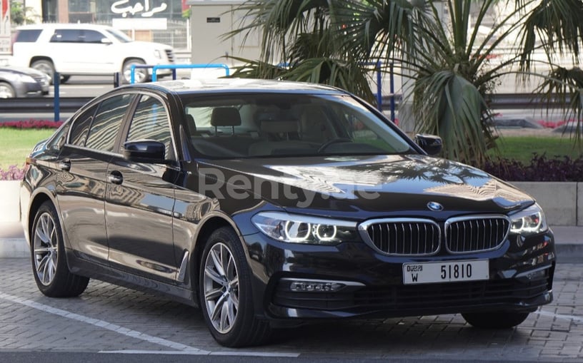 BMW 520I (Schwarz), 2019  zur Miete in Dubai