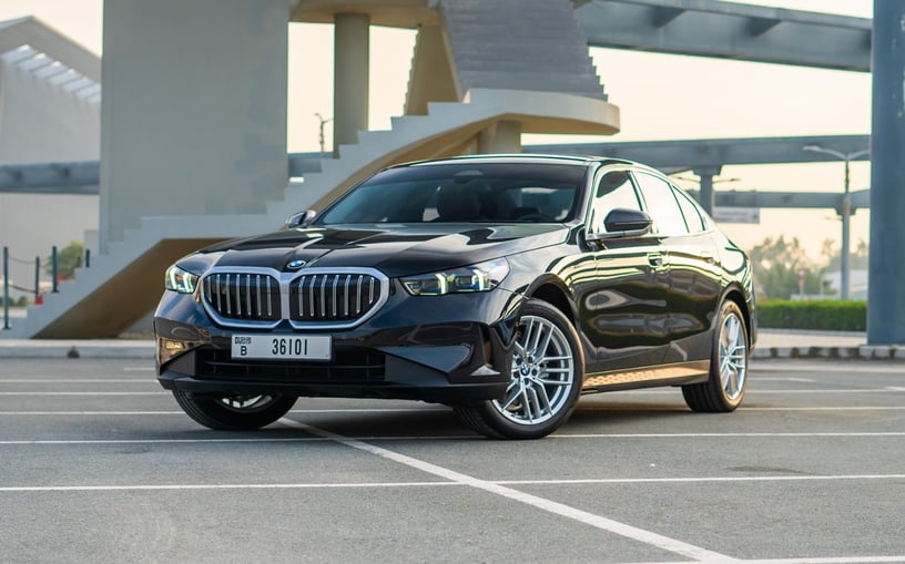 BMW 520i (Schwarz), 2024  zur Miete in Abu Dhabi