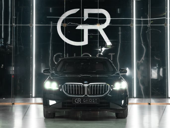 BMW 520i (Negro), 2025 para alquiler en Dub&aacute;i