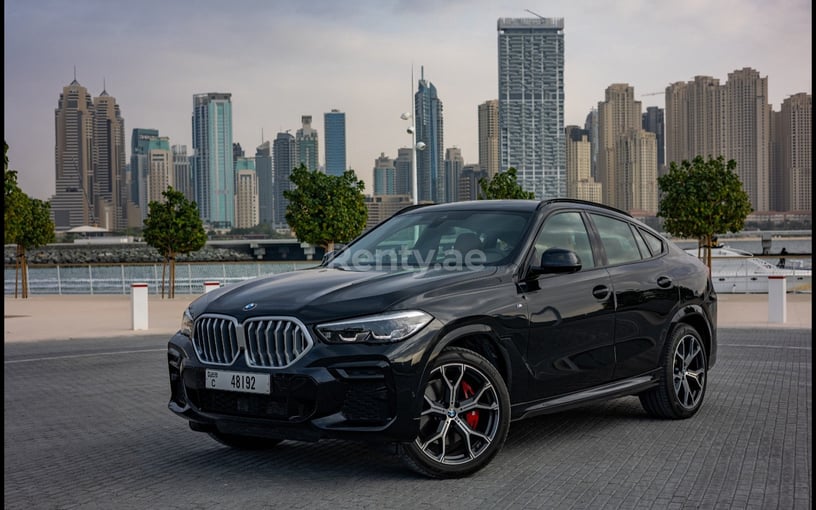 BMW X6 (Negro), 2022 para alquiler en Dubai