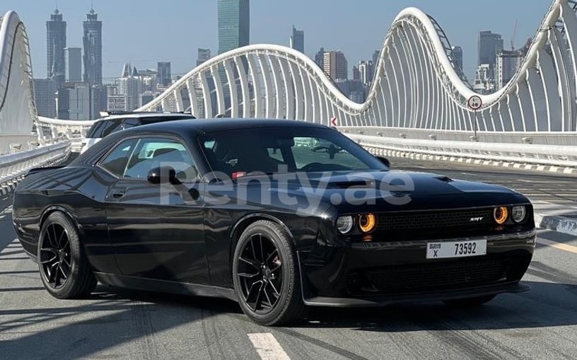 Dodge Challenger V6 (Negro), 2020 para alquiler en Dubai