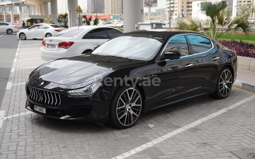 Maserati Ghibli (Noir), 2019 à louer à Dubai
