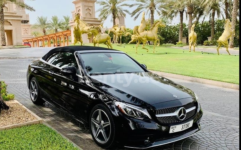 Mercedes C Class (Черный), 2018 для аренды в Дубай