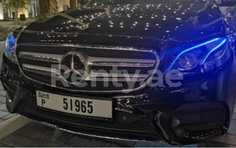 Mercedes E Class (Negro), 2018 para alquiler en Dubai