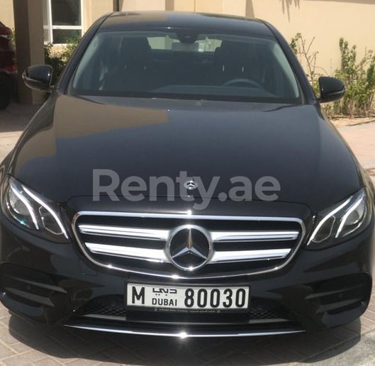 Mercedes E Class (Negro), 2019 para alquiler en Dubai