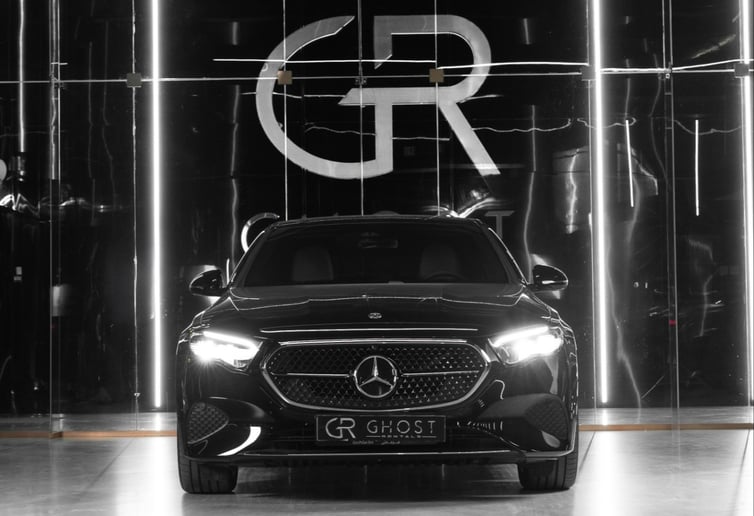Dubai'de kiralık Mercedes E300 (Siyah), 2025