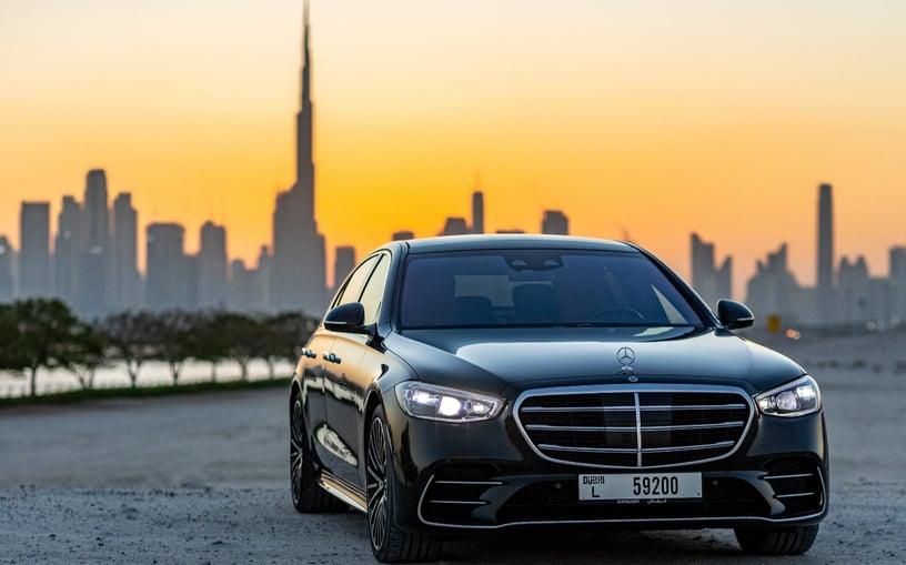 Mercedes S500 (Negro), 2022 para alquiler en Dubai