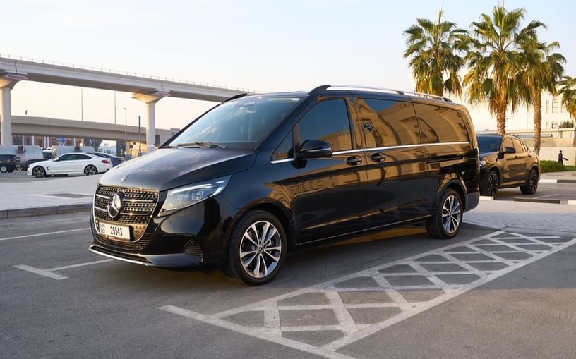 Mercedes V300 Avantgarde Extra Long (Schwarz), 2025  zur Miete in Sharjah
