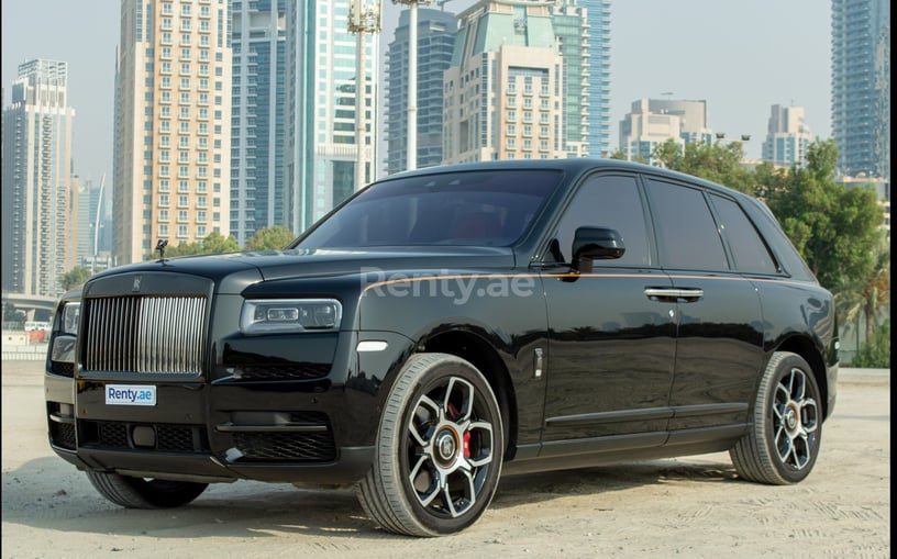 Rolls Royce Cullinan- BLACK BADGE (Schwarz), 2021  zur Miete in Dubai