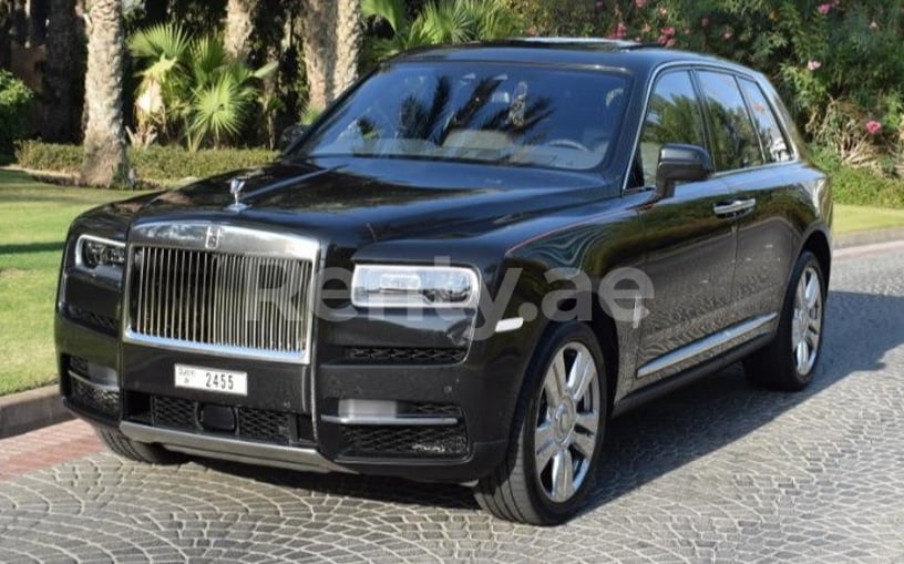 在迪拜 租 Rolls Royce Cullinan (黑色), 2019